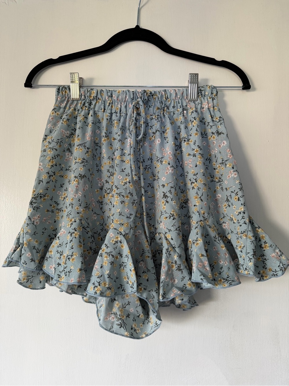 Bayou floral ruffle shorts. Size small. NWT. - Picture 3 of 4